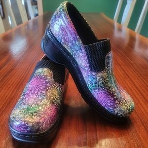 BRAND NEW 120.00 Klogs, Imperial Dandelion Womens 7